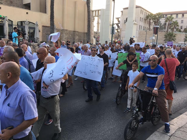 مسيرة حاشدة احتجاجا على عنف الشرطة بحق العرب